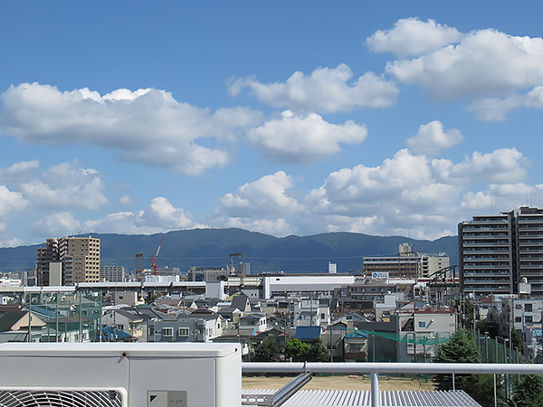 屋上からし生駒山を望む